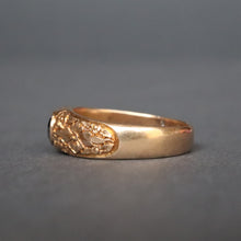Load image into Gallery viewer, Antique engraved band with synthetic sapphire in 14ct gold
